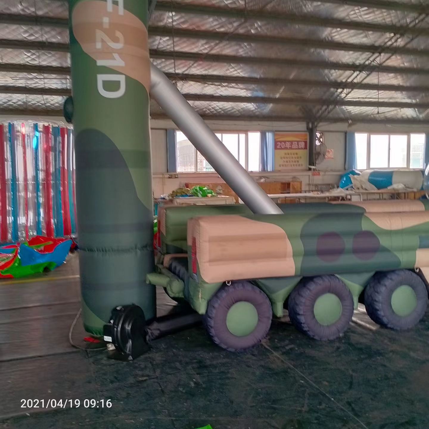 罗城军事演习中的充气目标车辆：模拟发射车雷达车坦克飞机